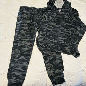Beyond Yoga Women’s Camo Jogger Set - Black and Gray